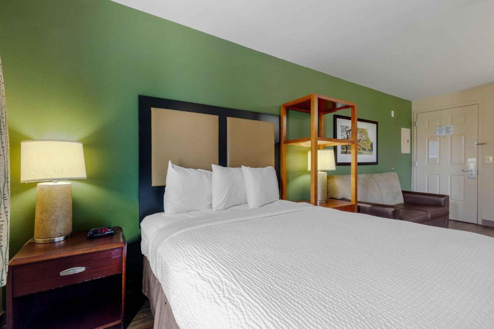 Deluxe Studio with 1 Queen Bed - Non-Smoking interior